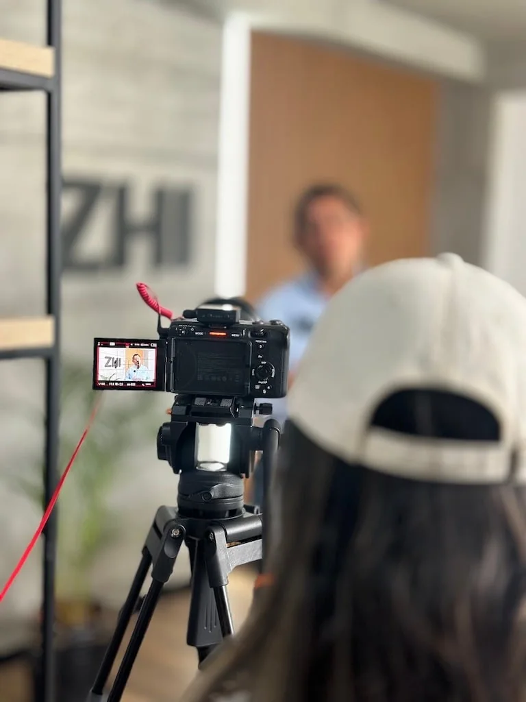 Eric Mc Farlane durante una jornada de producción de contenido en ZHI